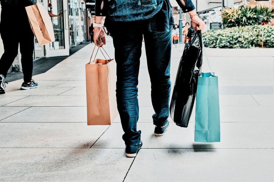 kredi fırsatıyla artan harcama g&uuml;c&uuml;n&uuml; temsil eden alışveriş yapan kullanıcı